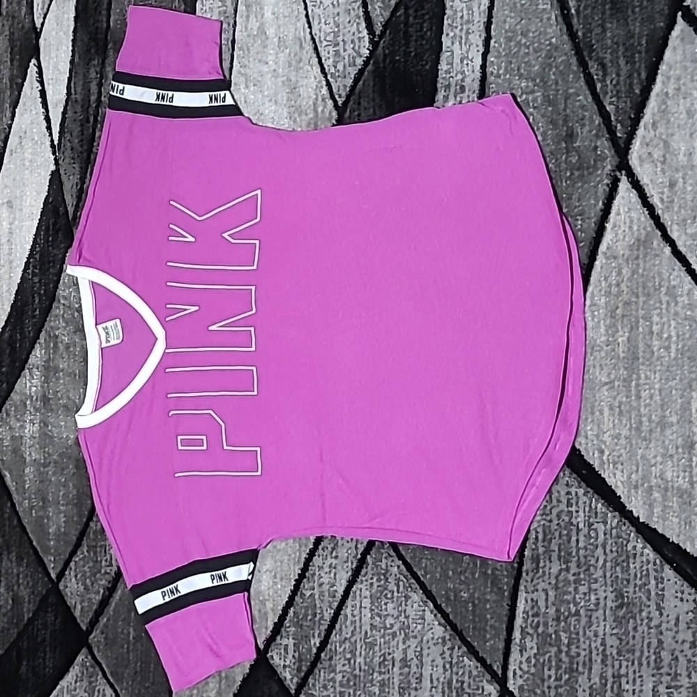 VS PINK  2017 Campus V-Neck Logo Purple Tee-Shirt PRICE FIRM